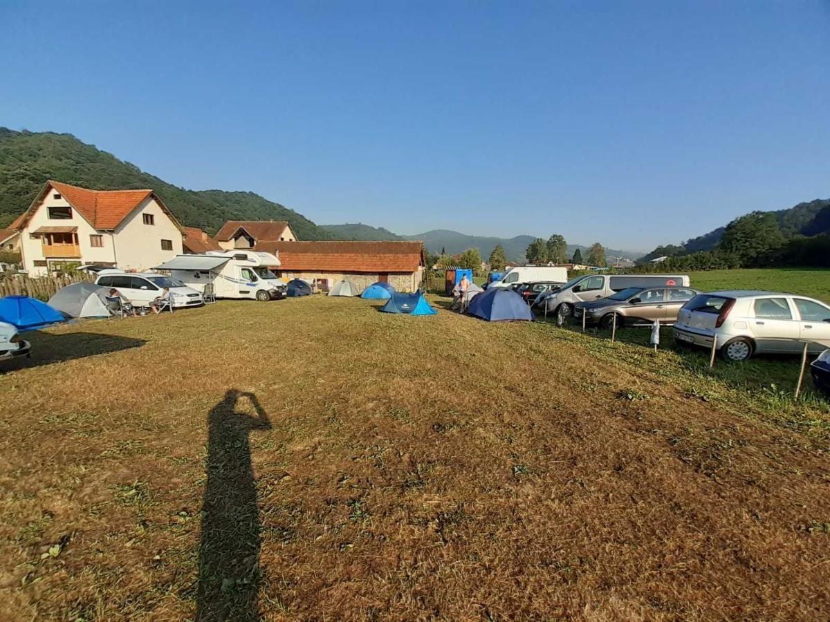ホテル Dragacevska Avlija - Camp Guča エクステリア 写真