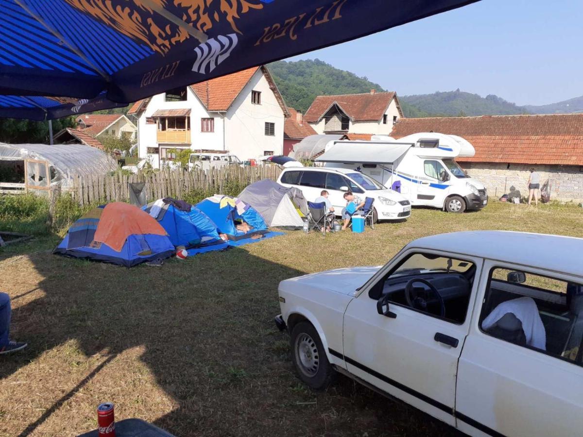 ホテル Dragacevska Avlija - Camp Guča エクステリア 写真