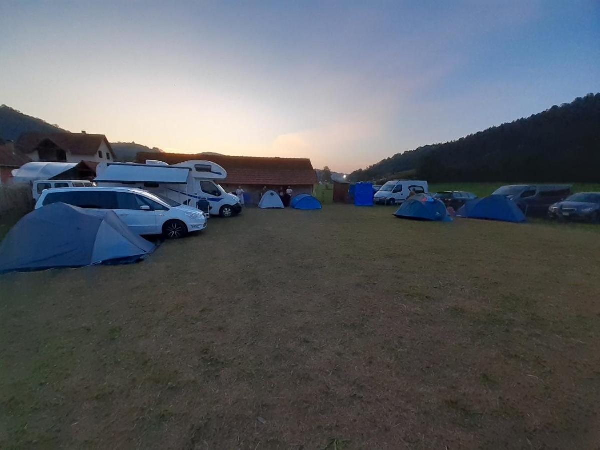 ホテル Dragacevska Avlija - Camp Guča エクステリア 写真